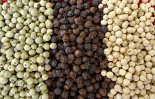 Grön- svart- och vitpeppar